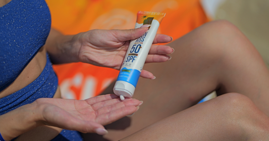 Dabīgā saules aizsardzības krēma SPF 50 uzklāšana uz pludmales
