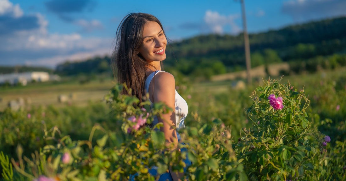 Sieviete ziedošā rožu laukā Bulgārijas Rožu ielejā
