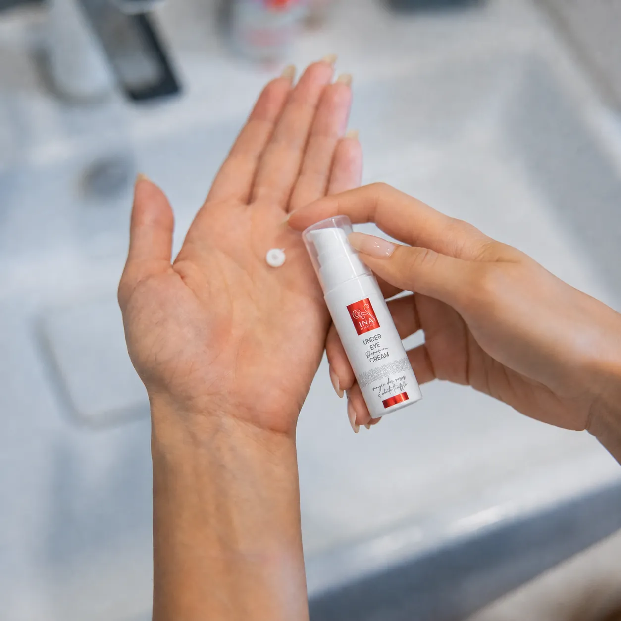 Solis pareizā acu krēma Rose Eye Lift uzklāšanā